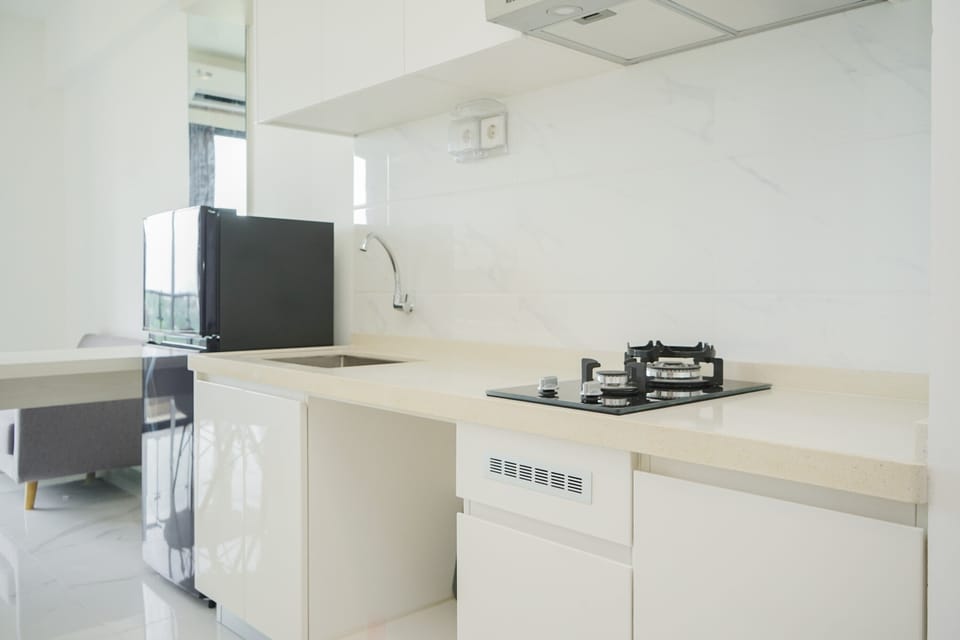 Room | Private kitchen | Fridge, stovetop, cookware/dishes/utensils, dining tables