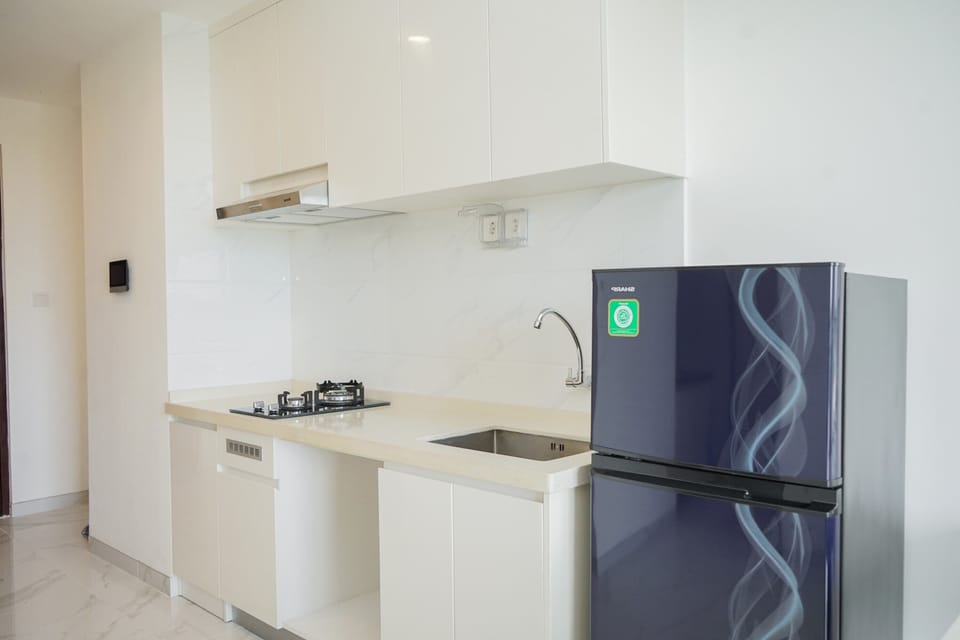 Room | Private kitchen | Fridge, stovetop, cookware/dishes/utensils, dining tables