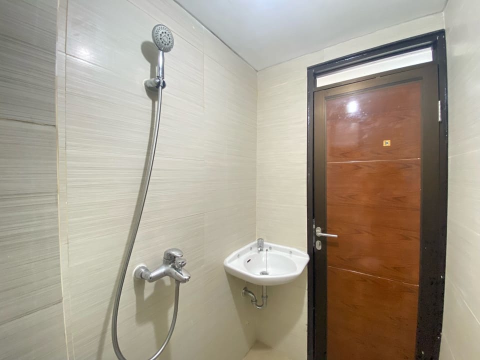 Room | Bathroom | Shower, free toiletries, towels