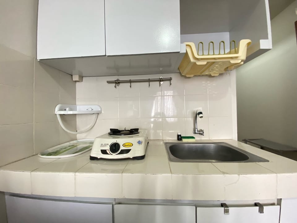 Room | Private kitchen | Fridge, stovetop, cookware/dishes/utensils
