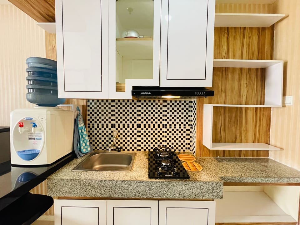 Room | Private kitchen | Fridge, stovetop, cookware/dishes/utensils