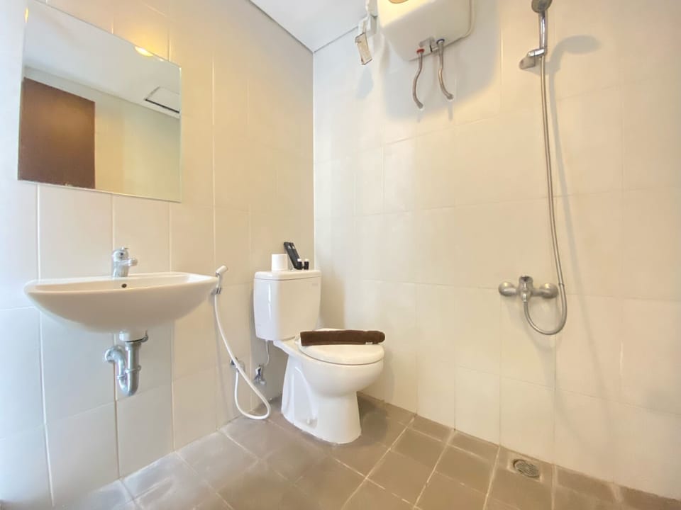 Room | Bathroom | Shower, free toiletries, towels, shampoo