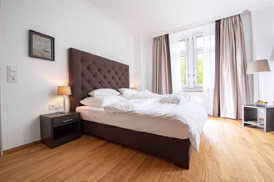 Basic Double Room | Minibar, in-room safe, desk, laptop workspace