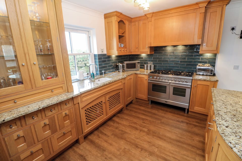 Cottage | Private kitchen | Fridge, dishwasher, electric kettle, toaster