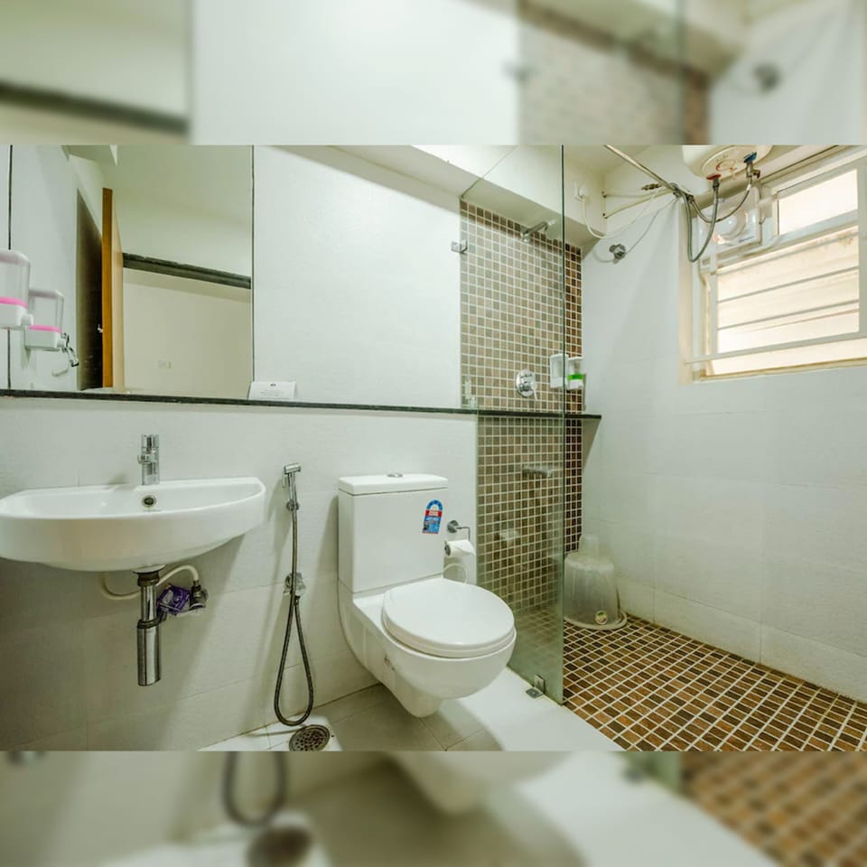 Deluxe Studio Suite | Bathroom | Shower, hydromassage showerhead