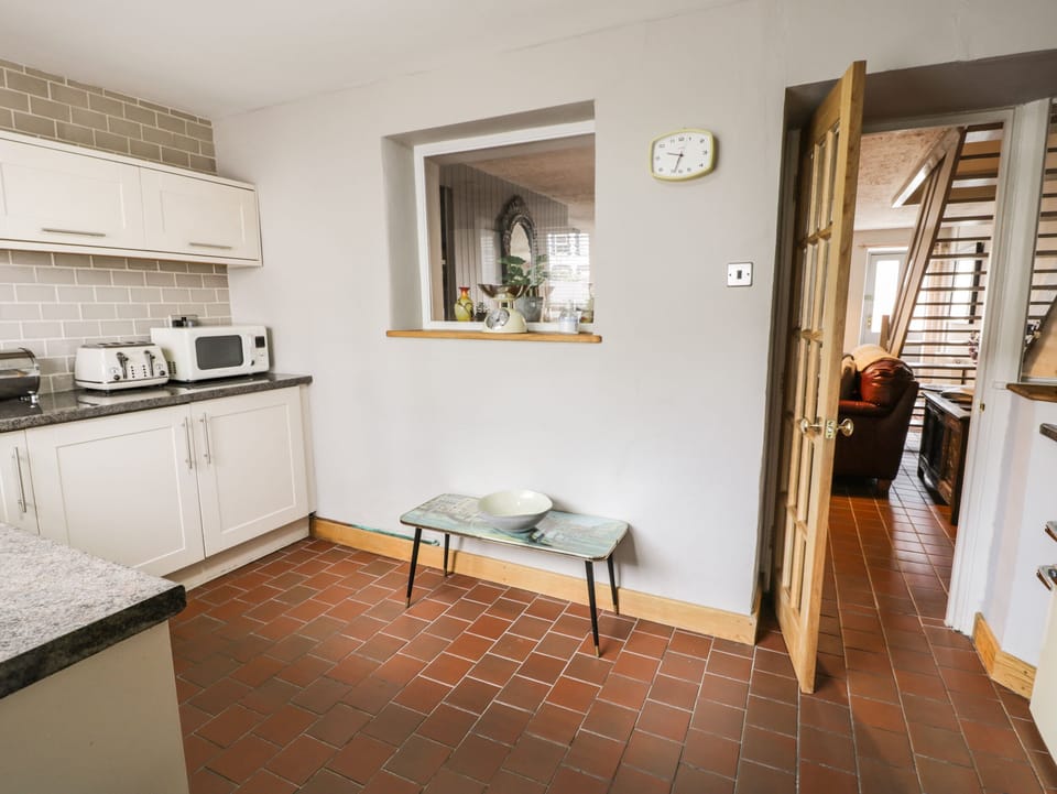 Cottage | Private kitchen | Fridge, microwave, electric kettle, toaster