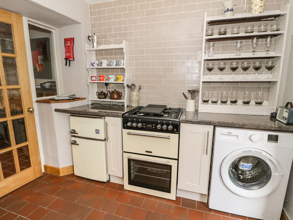 Cottage | Private kitchen | Fridge, microwave, electric kettle, toaster
