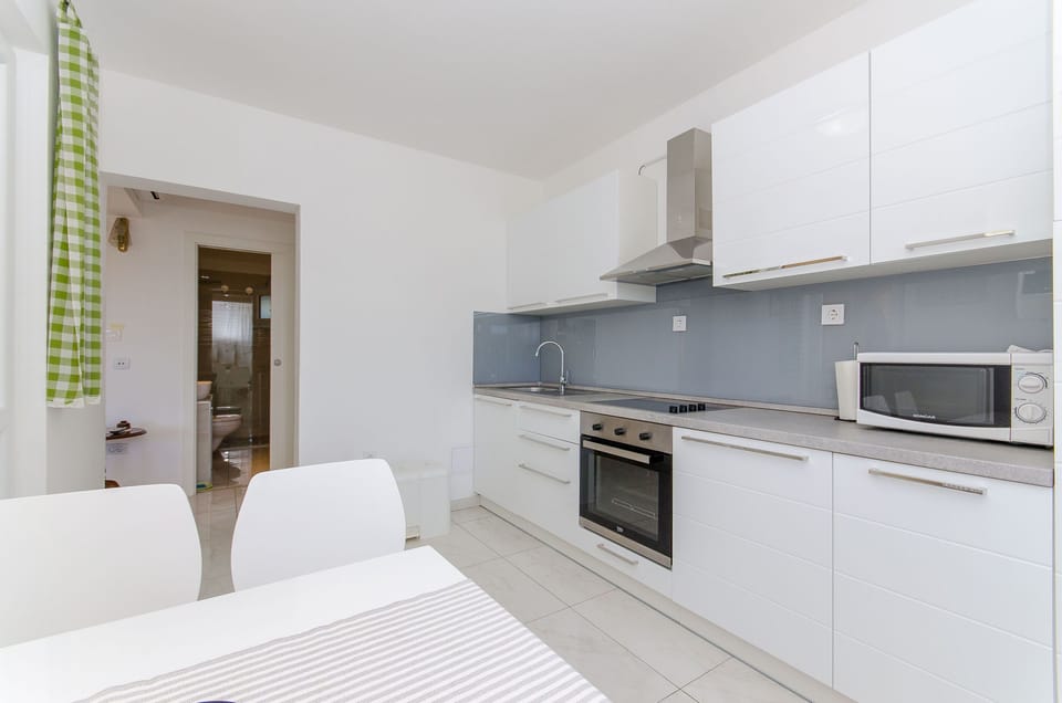 Private kitchen | Fridge, oven, stovetop, espresso maker