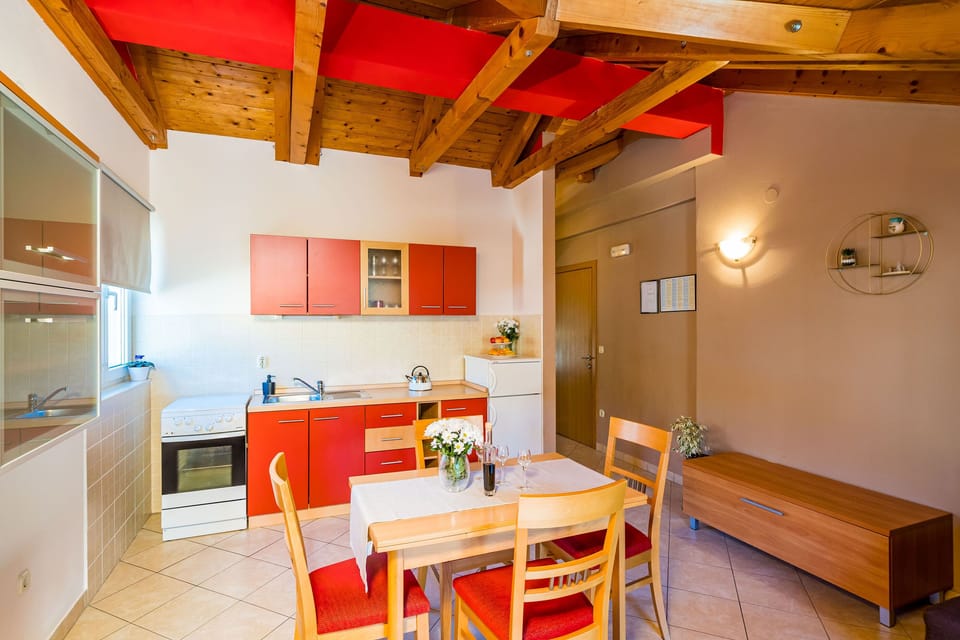 Private kitchen | Fridge, oven, stovetop, dishwasher