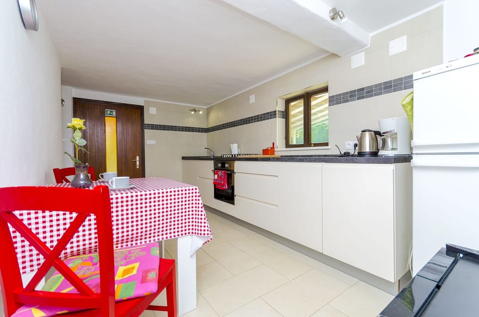 Private kitchen | Fridge, oven, stovetop, espresso maker