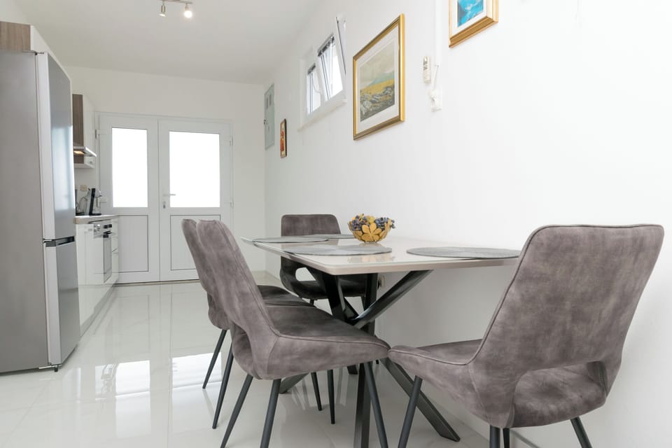 House | Private kitchen | Fridge, microwave, oven, stovetop