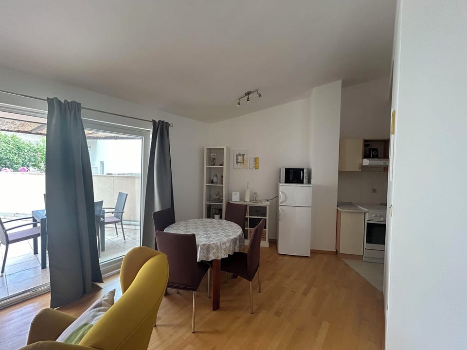 Apartment (A1) | Dining