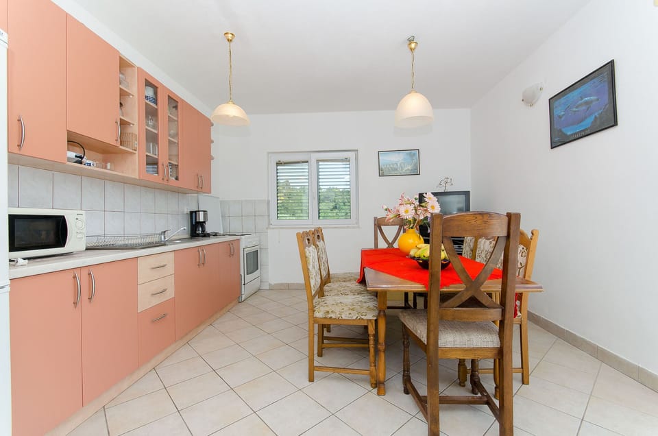 Private kitchen | Fridge, microwave, oven, stovetop