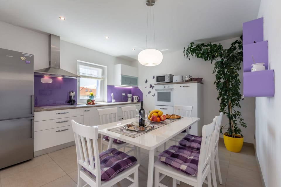 Private kitchen | Fridge, microwave, oven, stovetop