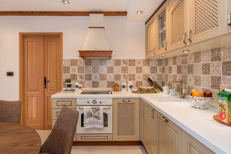 Private kitchen | Fridge, microwave, oven, stovetop