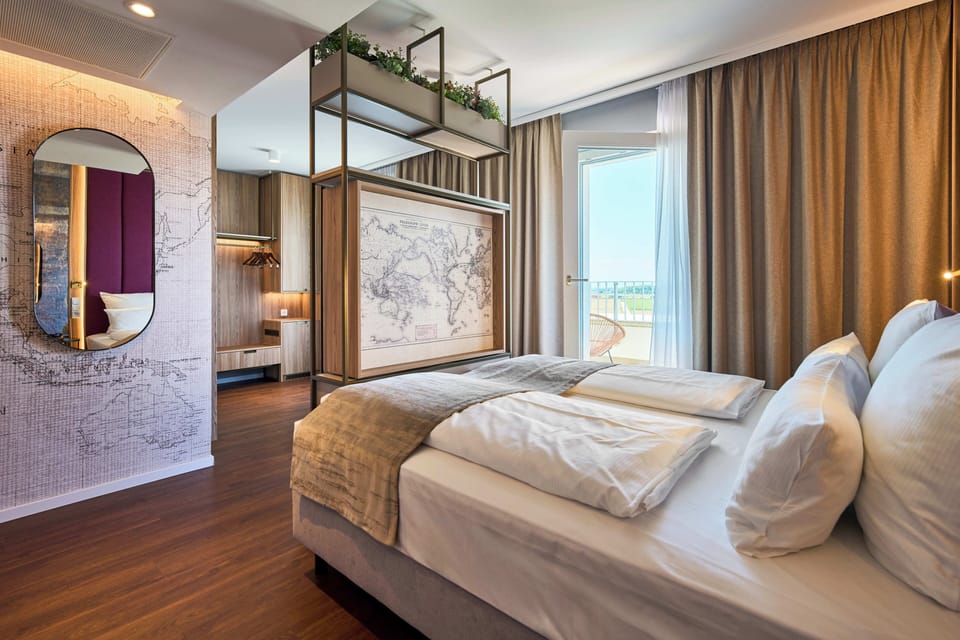 Explorer Unit | Hypo-allergenic bedding, minibar, in-room safe, desk