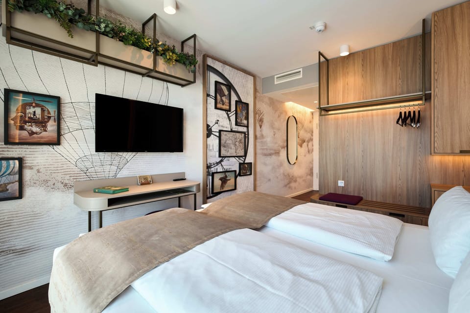 Voyager Unit | Hypo-allergenic bedding, minibar, in-room safe, desk