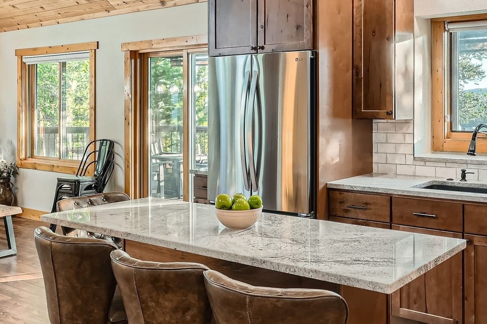 Cabin, 5 Bedrooms | Private kitchen | Fridge, oven, stovetop, coffee/tea maker