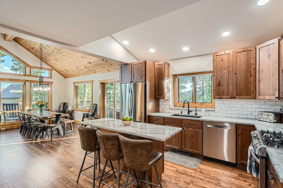 Cabin, 5 Bedrooms | Private kitchen | Fridge, oven, stovetop, coffee/tea maker