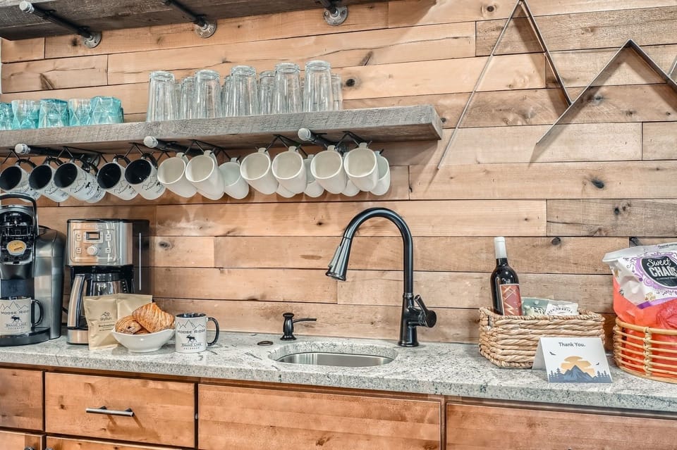 Cabin, 5 Bedrooms | Dining