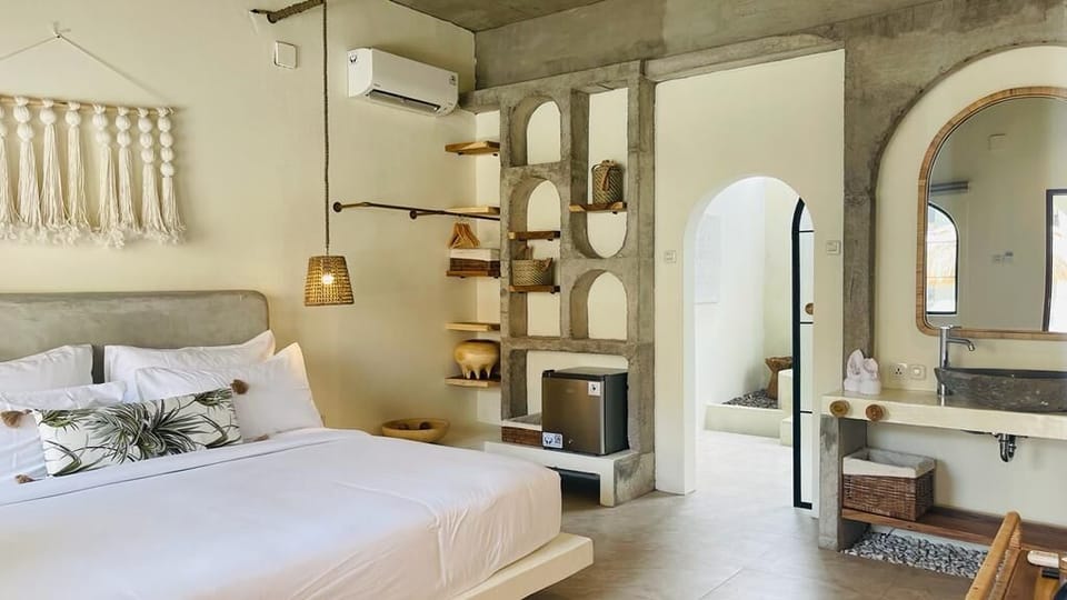 Suite | Premium bedding, minibar, iron/ironing board, free WiFi