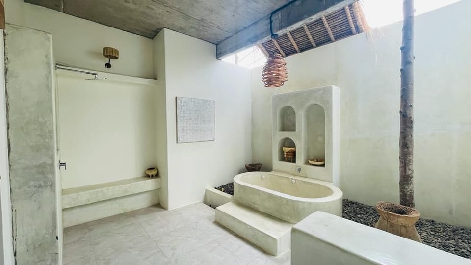 Suite | Bathroom | Shower, rainfall showerhead, slippers, bidet