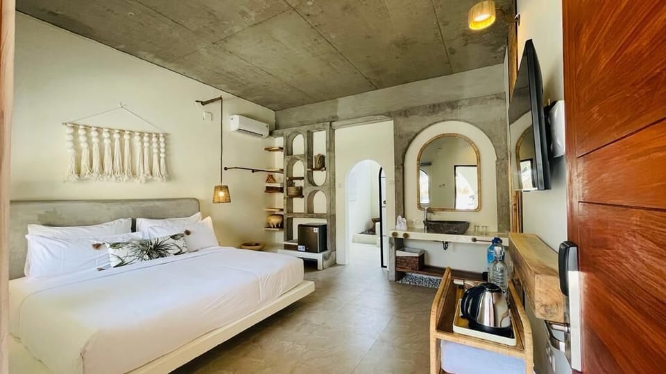 Suite | Premium bedding, minibar, iron/ironing board, free WiFi