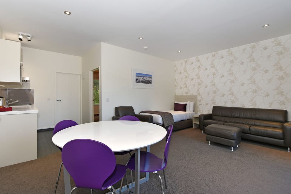 Superior Apartment, 1 Bedroom, Jetted Tub, Mountain View | Living area | 32-inch LCD TV with digital channels, TV