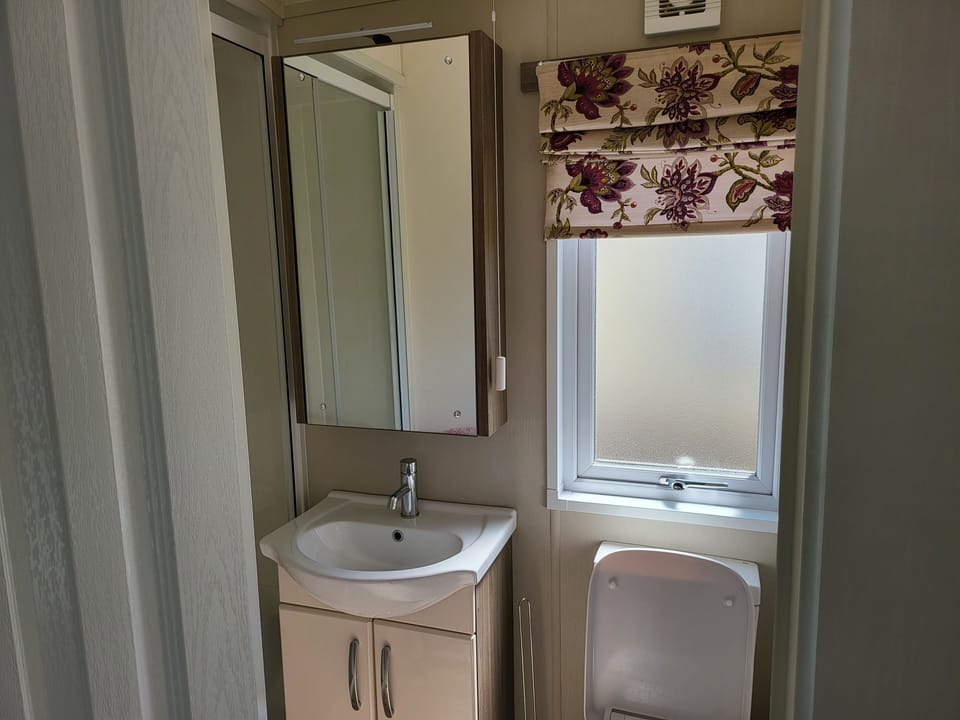 2br-sleeps6-fireplace-parking-patio-seaside House in Tendring District