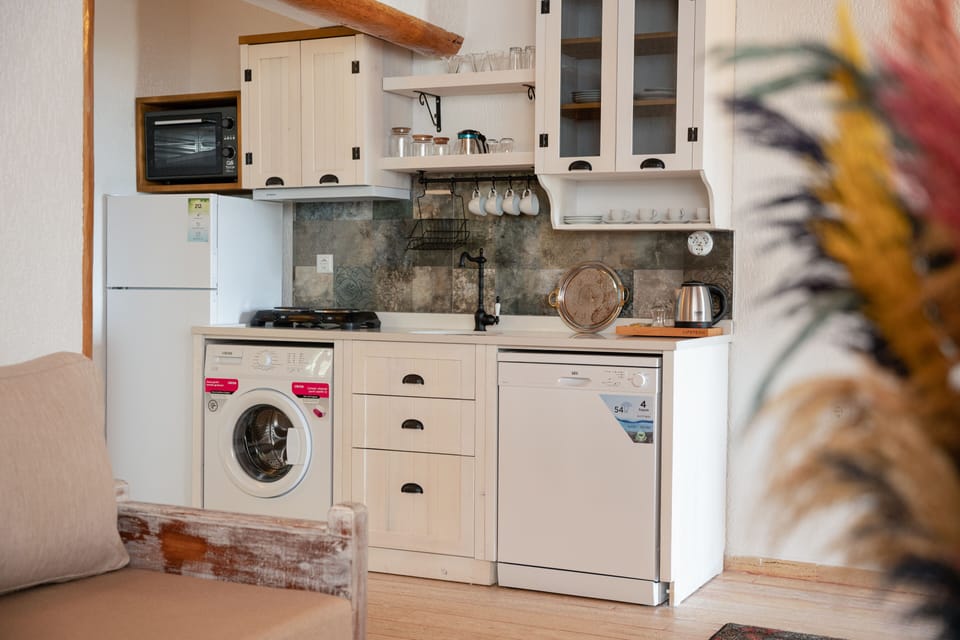 Exclusive Suite, 1 Bedroom, Sea View, Sea Facing | Private kitchen | Mini-fridge, oven, dishwasher, electric kettle