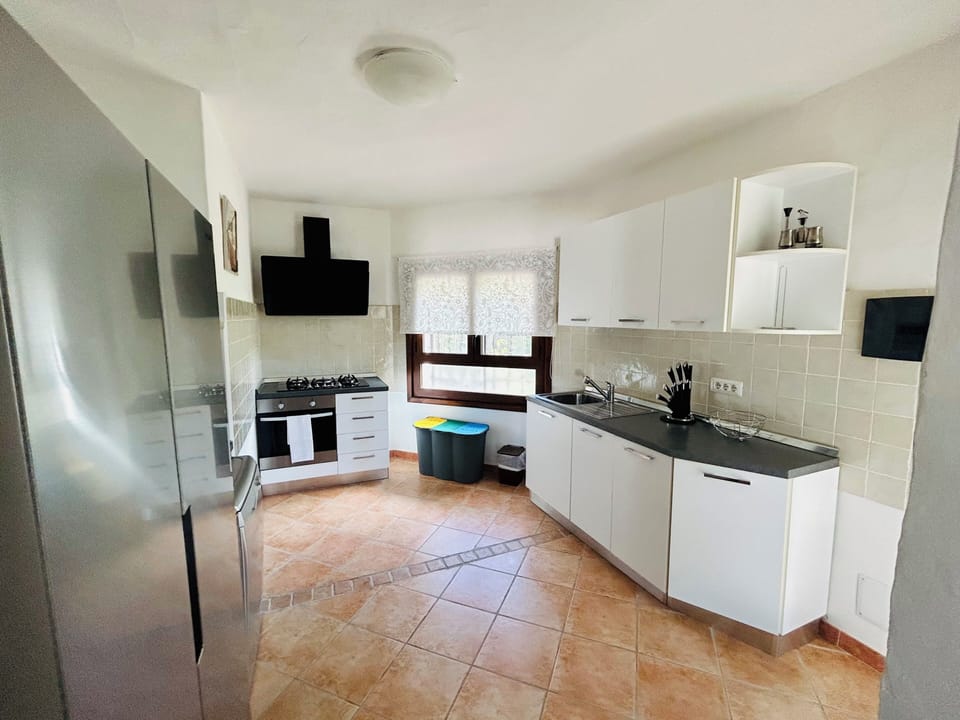 Full-size fridge, microwave, oven, stovetop