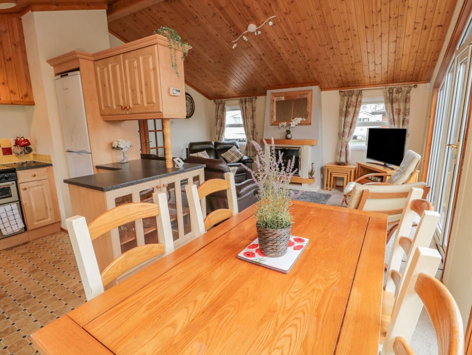 Cottage | Private kitchen | Fridge, microwave, electric kettle, toaster