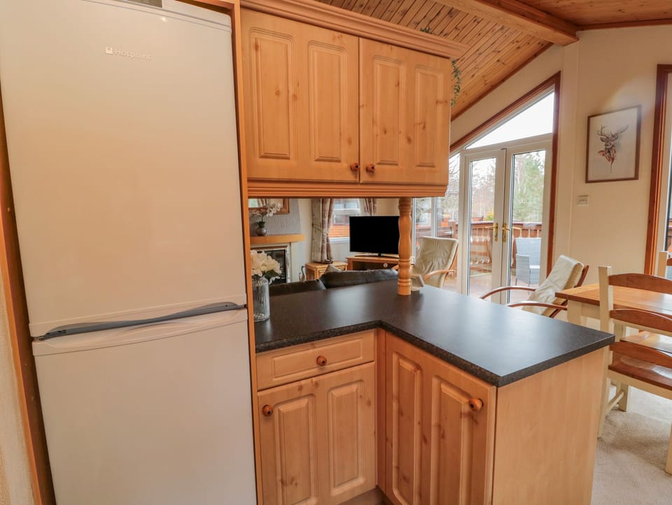 Cottage | Private kitchen | Fridge, microwave, electric kettle, toaster