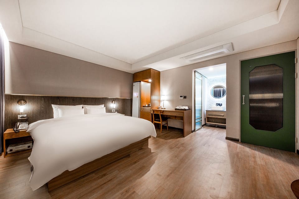 Premium Double Room, 1 King Bed, Non Smoking, City View | Premium bedding, down comforters, desk, laptop workspace