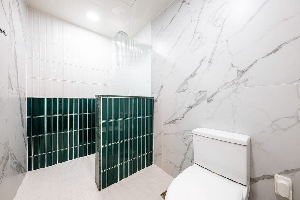 Superior Double Room, 1 King Bed, Non Smoking, City View | Bathroom | Jetted tub, free toiletries, hair dryer, bathrobes