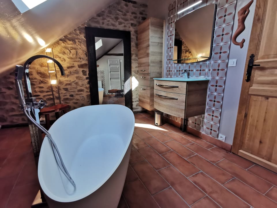 Luxury Room, 1 Bedroom | Bathroom | Hair dryer, bathrobes, slippers, towels