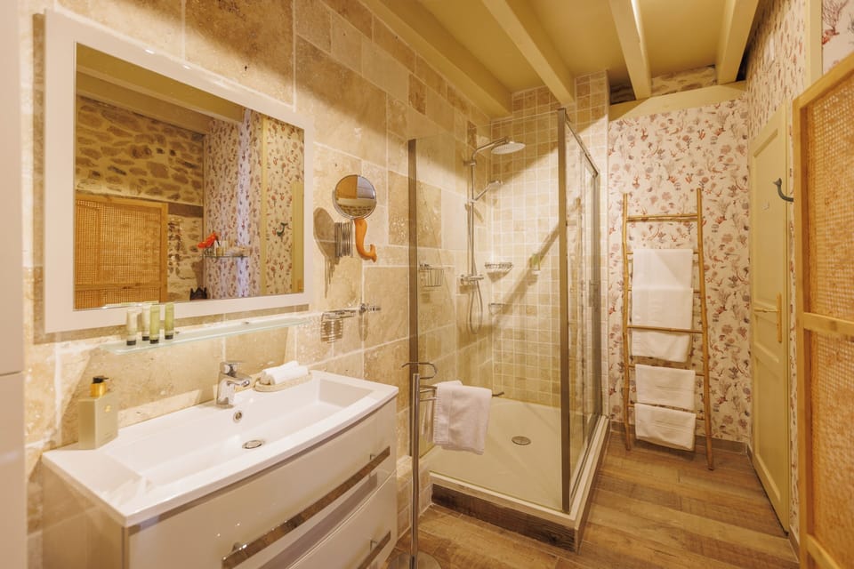 Luxury Room, 1 Bedroom | Bathroom | Hair dryer, bathrobes, slippers, towels