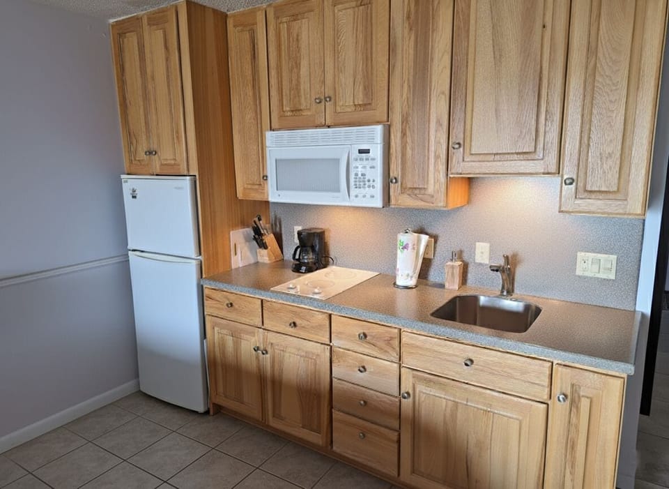 Studio, 1 King Bed with Sofa bed, Kitchenette, Bay View | Soundproofing, iron/ironing board, free WiFi, bed sheets