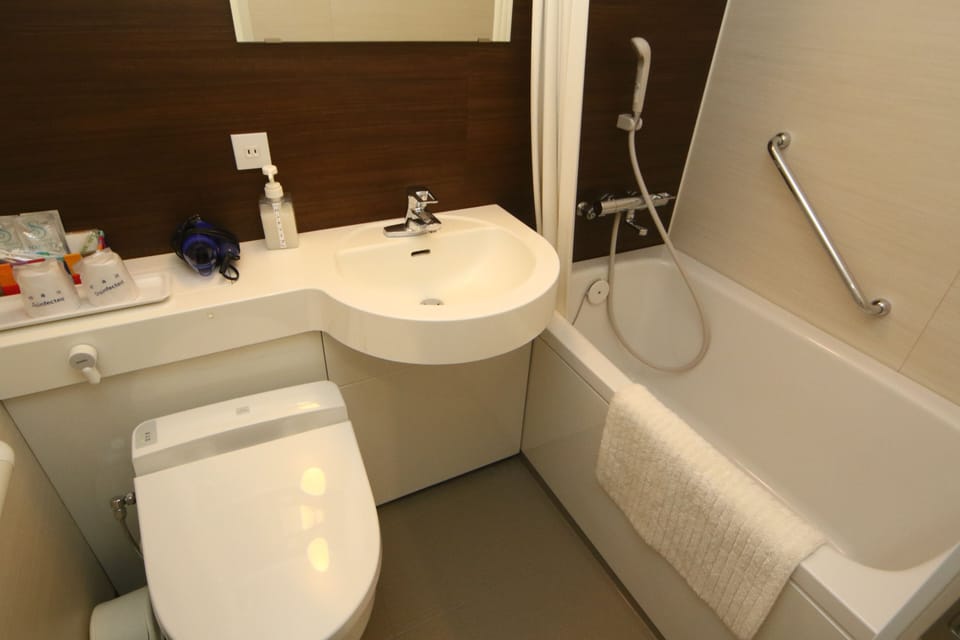 Twin Room | Bathroom | Free toiletries, hair dryer, towels