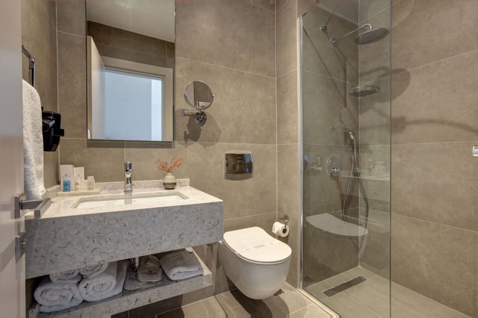 Shower, rainfall showerhead, free toiletries, hair dryer