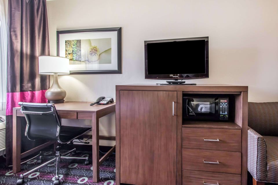 Standard Room, 2 Double Beds, Non Smoking | Individually furnished, desk, iron/ironing board, free WiFi