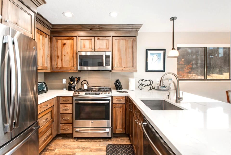 Townhome (4 Bedrooms) | Private kitchen | Fridge, microwave, oven, coffee/tea maker