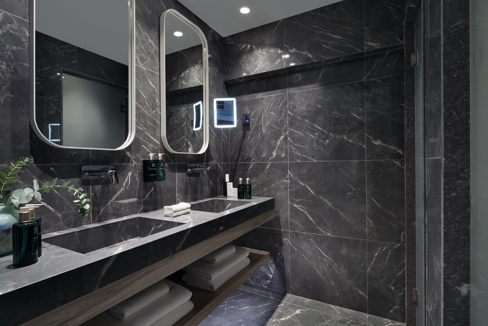 Shower, rainfall showerhead, free toiletries, hair dryer