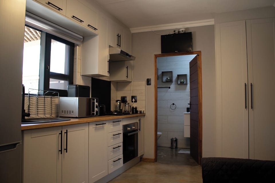 Cottage | Private kitchen | Fridge, microwave, oven, stovetop