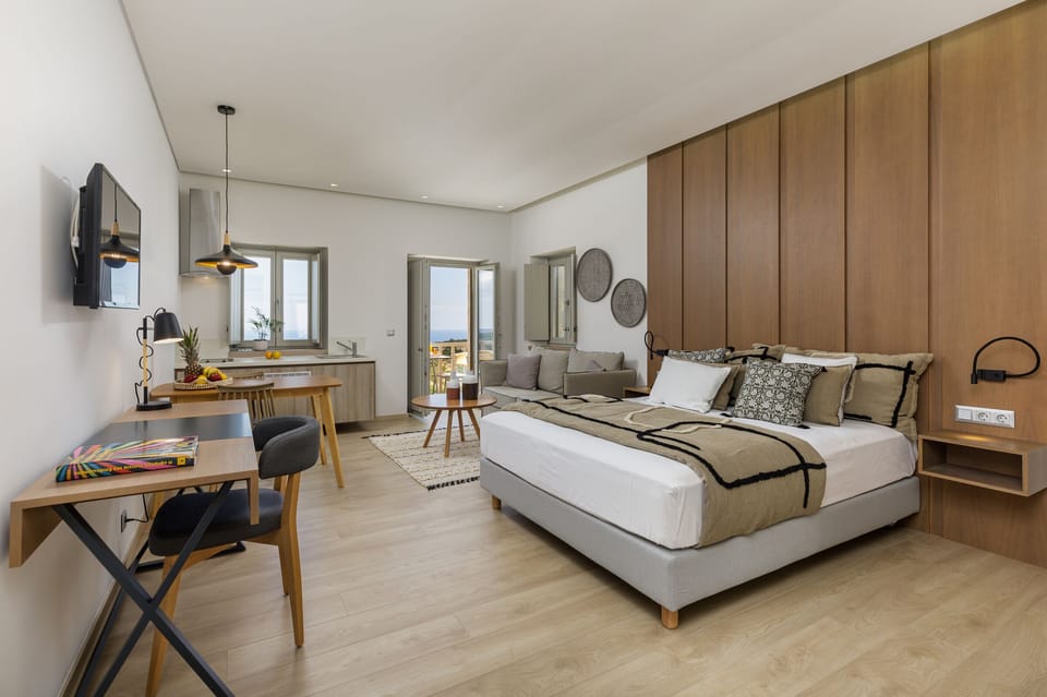 Junior Suite, Garden View, Ground Floor | 1 bedroom, minibar, in-room safe, desk