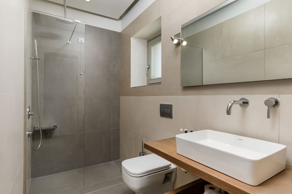 Executive Suite with Balcony | Bathroom | Shower, free toiletries, hair dryer, bathrobes