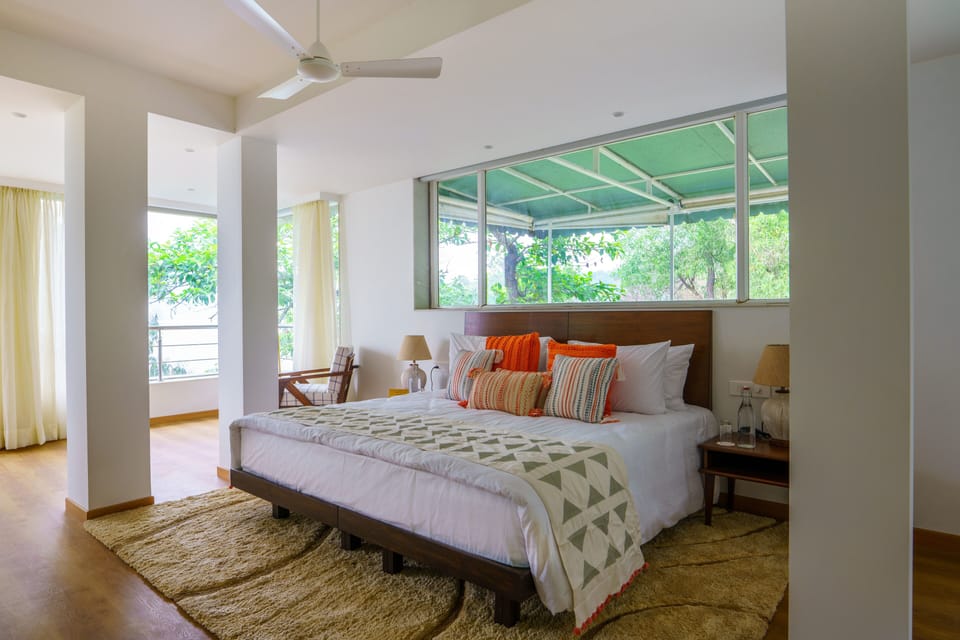 Room (White House, 5 Bedroom) | Desk, free WiFi, bed sheets