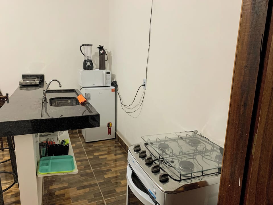 Charmoso Chale Surf Relaxe 5 Min Praia | Private kitchenette | Mini-fridge, microwave, stovetop, cookware/dishes/utensils