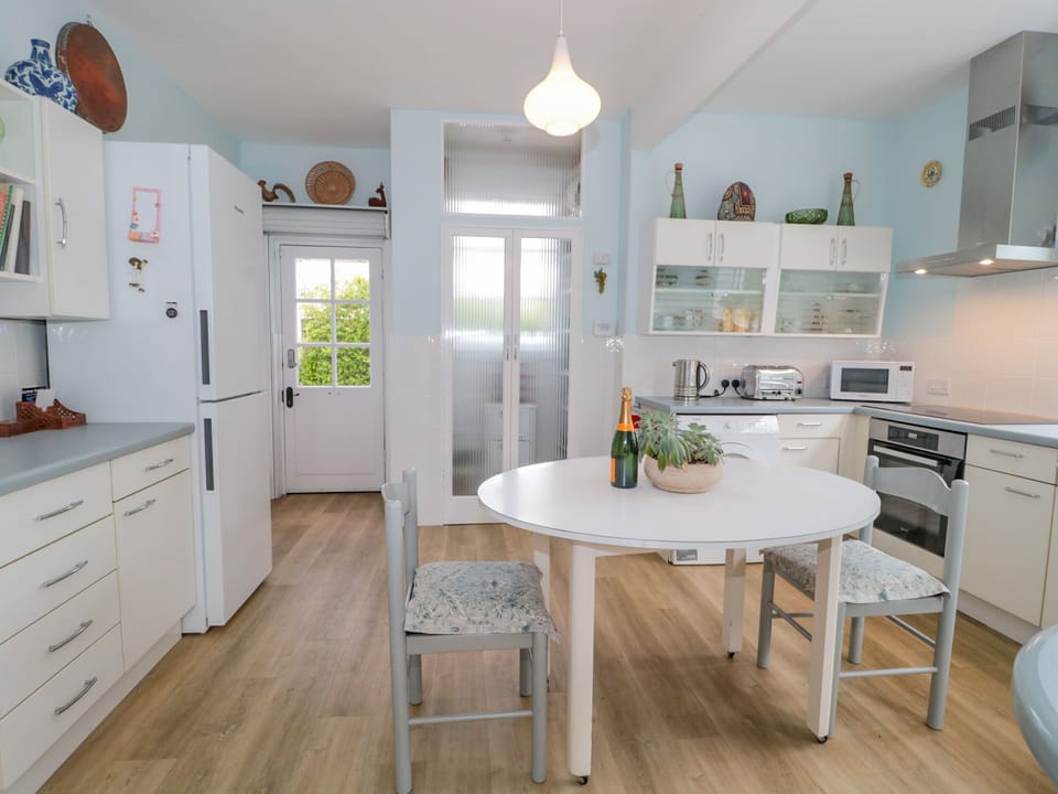 Cottage | Private kitchen | Fridge, microwave, dishwasher, electric kettle