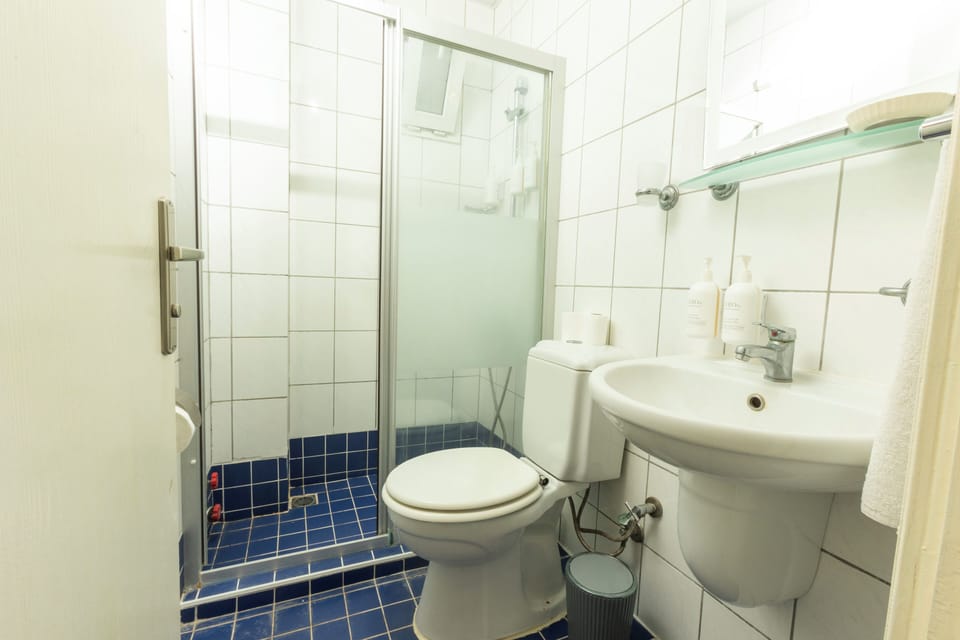 Basic Suite, Pool View | Bathroom | Shower, rainfall showerhead, towels